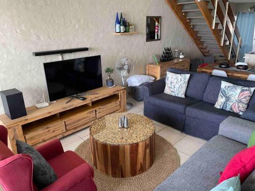 Χώρος καθιστικού στο Modern and Stylish beach pad with Stunning Ocean View
