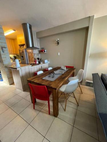 Η κουζίνα ή μικρή κουζίνα στο Modern and Stylish beach pad with Stunning Ocean View