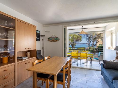 une cuisine et un salon avec une table et des chaises dans l'établissement Apartment L'Estelan-1 by Interhome, au Lavandou