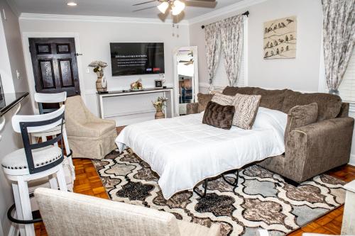 Posezení v ubytování Chic 1 Bed Condo with Pool, Hot Tub, and Parking Near Downtown Mobile