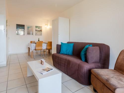 un salon avec un canapé et une table dans l'établissement Apartment Le Vert Clos by Interhome, à Villers-sur-Mer