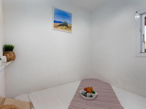 Cette chambre comprend un lit avec un bol de fruits. dans l'établissement Apartment Les Flamants Roses-1 by Interhome, à La Grande Motte