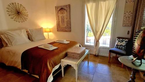 Un dormitorio con una cama con dos bandejas. en Villa Elisa, un paradis à Figari, en Figari