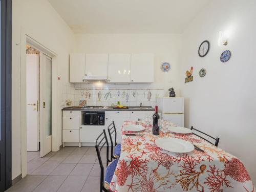 una cucina con tavolo e tovaglia; di Apartment La casa della ceramista by Interhome a Viareggio
