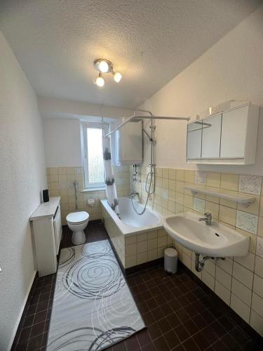 y baño con lavabo, bañera y aseo. en Zentrale 200m entfernt von HBF Bis 6 Gäste mit 3 zimmer 80m2, en Essen