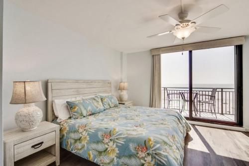 una camera con letto e ventilatore a soffitto di Mer Sea by AvantStay Ocean View w Community Pool Access a Isle of Palms