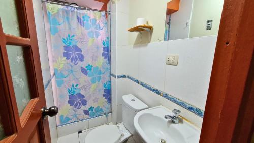 ein Bad mit einem Waschbecken und einem Duschvorhang in der Unterkunft QORY WASY in Cusco