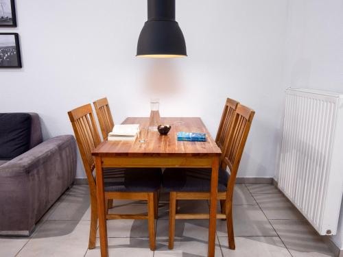 tavolo da pranzo con 4 sedie e lampada di Apartment Windlicht by Interhome a Norddeich