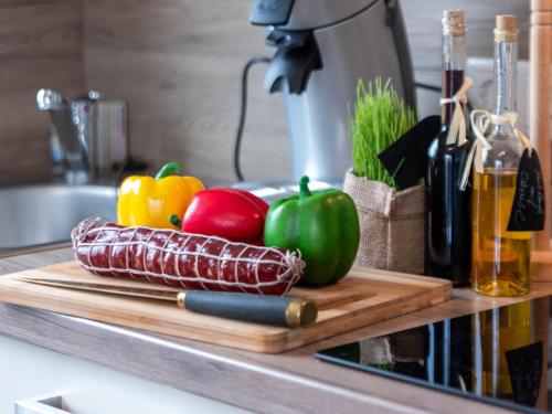 ノルトダイヒにあるApartment Malia by Interhomeの台所用カウンターの野菜のまな板