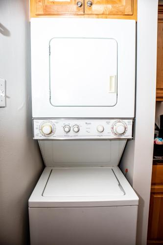 Kuchyň nebo kuchyňský kout v ubytování Chic 1 Bed Condo with Pool, Hot Tub, and Parking Near Downtown Mobile