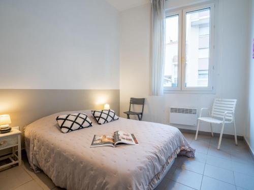 - une chambre avec un lit et un livre dans l'établissement Apartment Legallais by Interhome, à Arcachon