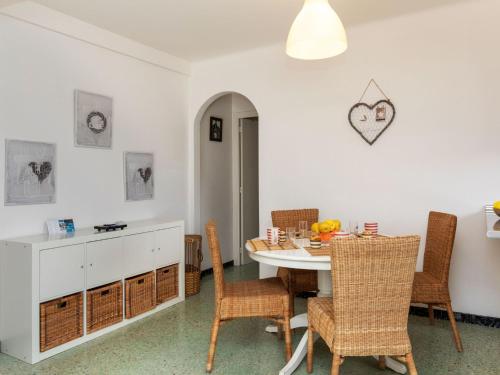 eine Küche und ein Esszimmer mit einem Tisch und Stühlen in der Unterkunft Apartment Gran Sol by Interhome in Llança