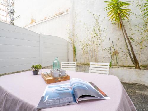 une table avec un livre ouvert en haut dans l'établissement Apartment Legallais by Interhome, à Arcachon