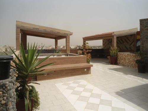 eine Terrasse mit einem Pavillon auf einem Gebäude in der Unterkunft Daaru Jamm in Dakar