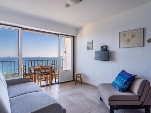 un salon avec un canapé et une vue sur l'océan dans l'établissement Studio Les Horizons-7 by Interhome, au Lavandou