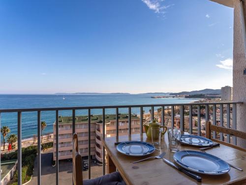 - une table sur un balcon avec vue sur l'océan dans l'établissement Studio Les Horizons-7 by Interhome, au Lavandou