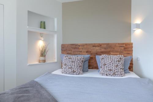 ein Schlafzimmer mit einem Bett mit zwei Kissen in der Unterkunft Louis in Westerland