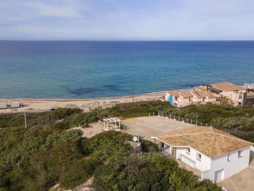 z góry widok na dom nad oceanem w obiekcie Villa Chicca by Interhome w mieście Badesi