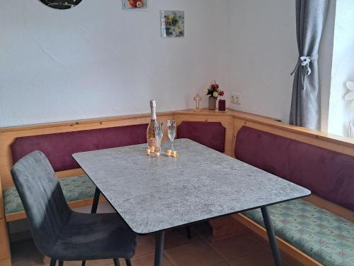 uma mesa num restaurante com duas cadeiras e uma mesa em Holiday Home Marion by Interhome em Saalfelden am Steinernen Meer