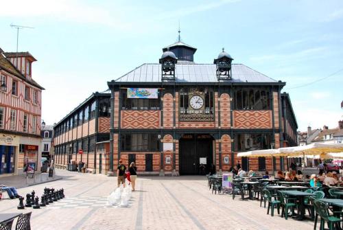 un gran edificio de ladrillo con un reloj. en Une mise au vert en centre ville, en Sens