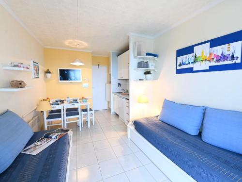 un salon avec un canapé et une table dans l'établissement Apartment Le Village - C4221 by Interhome, à Agay