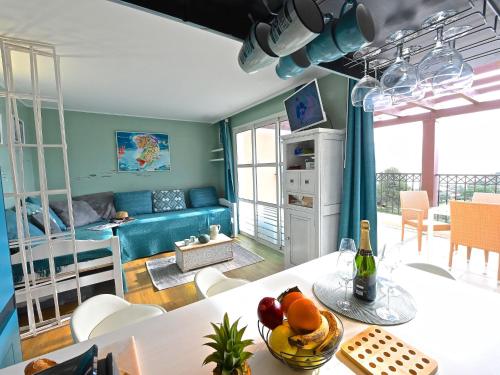 une cuisine et un salon avec une table avec des fruits dessus dans l'établissement Apartment Le Village - C4 323 by Interhome, à Agay