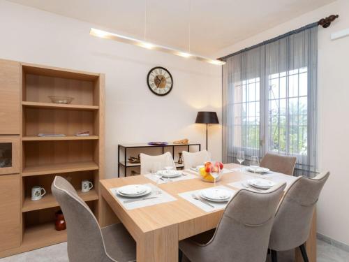 uma sala de jantar com uma mesa de madeira e cadeiras em Holiday Home Kocic by Interhome em L'Escala