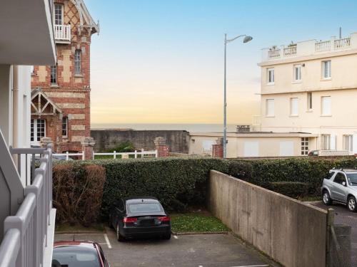 une voiture garée sur un parking devant un immeuble dans l'établissement Apartment La Fontaine by Interhome, à Villers-sur-Mer
