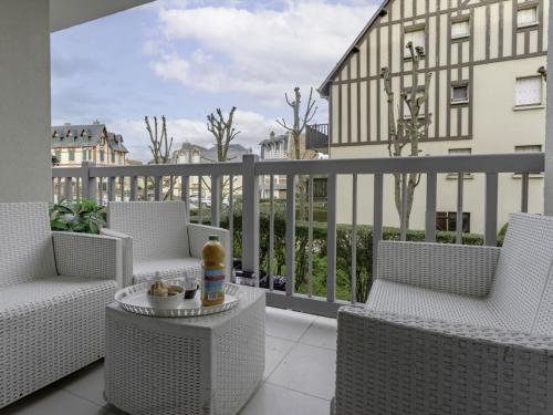 d'un balcon avec des chaises et une table. dans l'établissement Apartment La Fontaine by Interhome, à Villers-sur-Mer