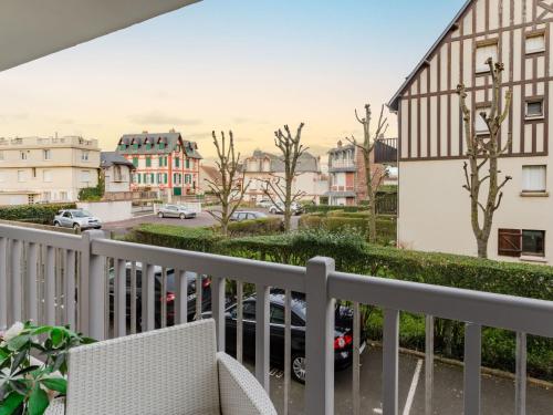 d'un balcon avec vue sur une rue et des bâtiments. dans l'établissement Apartment La Fontaine by Interhome, à Villers-sur-Mer