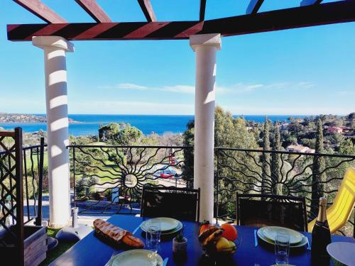 - une table sur une terrasse couverte avec vue sur l'océan dans l'établissement Apartment L'Esquinade - FH206 by Interhome, à Agay