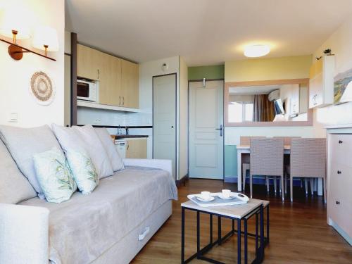 un salon avec un canapé et une table dans l'établissement Apartment L'Esquinade - FH206 by Interhome, à Agay