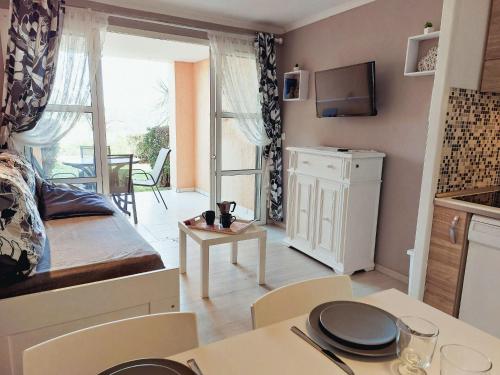 un petit appartement avec une cuisine et un salon dans l'établissement Apartment Le Belvédère - R1 110 by Interhome, à Agay