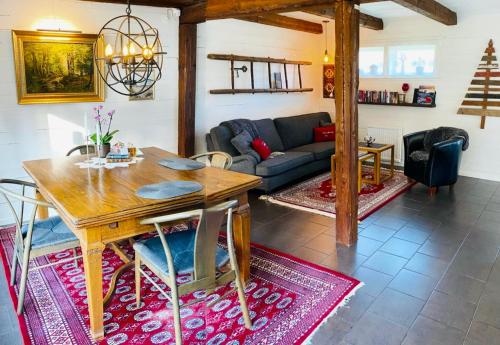 salon ze stołem i kanapą w obiekcie Slamrekullen - Ullared w mieście Ullared