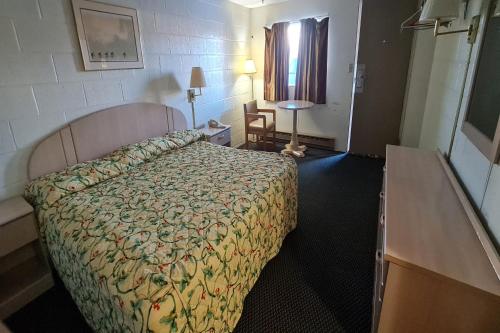 een hotelkamer met een bed en een raam bij DuBois Manor Motel by OYO in DuBois