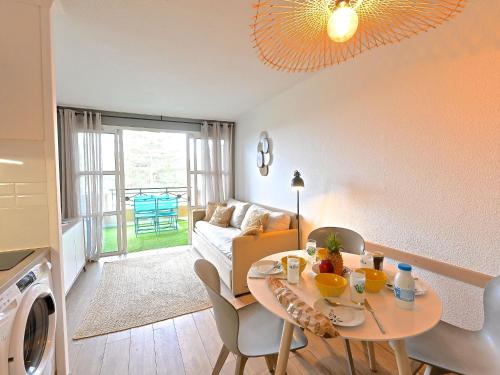 un salon avec une table et un canapé dans l'établissement Apartment Le Belvédère R4 320 by Interhome, à Saint-Raphaël