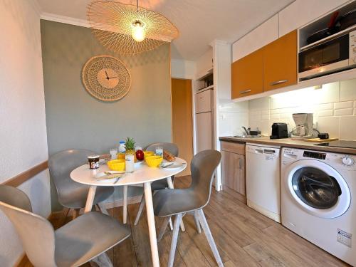 une cuisine avec une table et des chaises dans une cuisine dans l'établissement Apartment Le Belvédère R4 320 by Interhome, à Saint-Raphaël