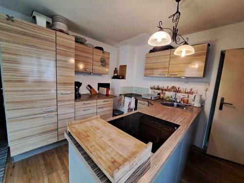 Virtuvė arba virtuvėlė apgyvendinimo įstaigoje Holiday Home Haus Broda by Interhome