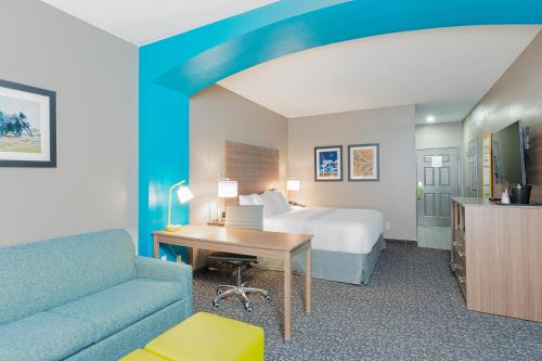 um quarto de hotel com uma cama e uma secretária em La Quinta by Wyndham Shawnee em Shawnee
