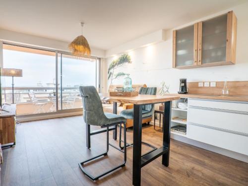 - une cuisine avec une table et des chaises offrant une vue sur l'océan dans l'établissement Apartment le Galion-3 by Interhome, à Arcachon