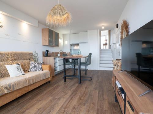 un salon avec un canapé et une table dans l'établissement Apartment le Galion-3 by Interhome, à Arcachon
