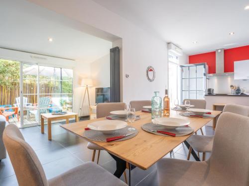 une salle à manger avec une table et des chaises en bois dans l'établissement Holiday Home Villa Albertine by Interhome, à Arcachon