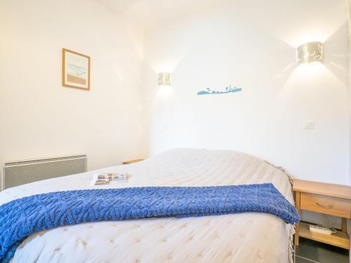 - une chambre avec un lit doté d'une couverture bleue dans l'établissement Holiday Home Villa Albertine by Interhome, à Arcachon