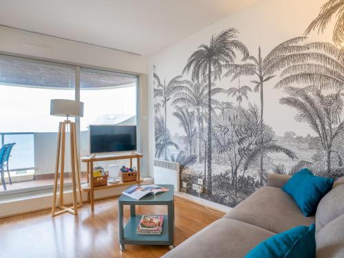 ein Wohnzimmer mit einem Wandbild von Palmen in der Unterkunft Apartment Aquitania-5 by Interhome in Arcachon