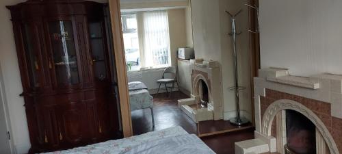 Habitación con sala de estar con chimenea. en Cranford , Heathrow Airport, en Cranford