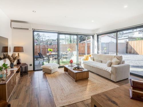 un salon avec un canapé et une table dans l'établissement Holiday Home Palot 10 by Interhome, à Mimizan