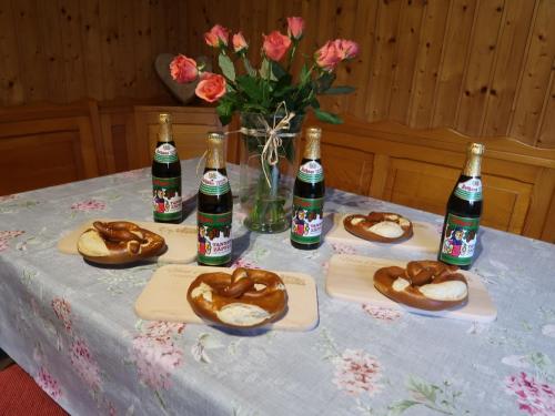 una mesa con botellas de cerveza y pretzels en ella en Apartment Haus Ganter by Interhome, en Hinterzarten
