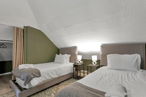 2 camas en una habitación de hotel con 2 camas sidx sidx sidx en The Scarlet Adventure en Columbus