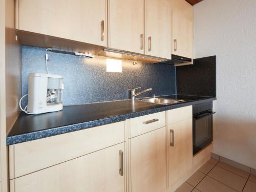 cocina con fregadero y encimera en Apartment Flache 107 by Interhome, en Les Collons