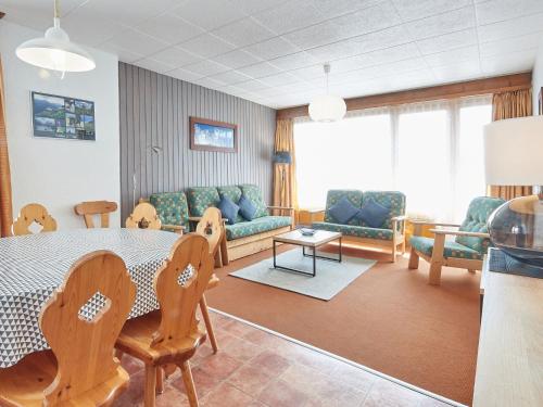 uma sala de estar com uma mesa e um sofá em Apartment Wildhorn 322 by Interhome em Les Collons